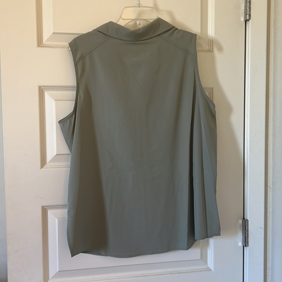 Adrianna Papell women’s green sleeveless button up blouse, size Large - Picture 2 of 3
